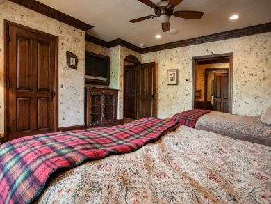 Luxury Alpine Style Huge Vacation Retreat Ski in Ski Out